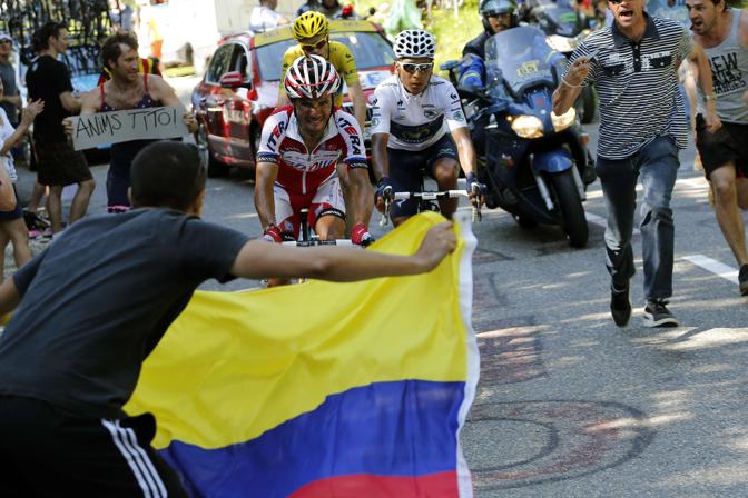 Un tifoso colombiano incita il connazionale Nairo Quintana. Afp